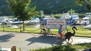 A sign welcoming visitors to Yachthafen with boats docked nearby. - Garden Retreat With Pond View (Neumagen-Dhron)