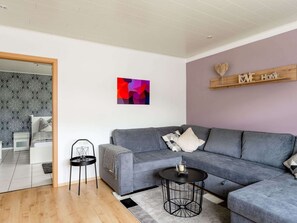 Apartment | Living area - Garden Retreat With Pond View (Neumagen-Dhron)