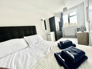 Comfort House | 3 bedrooms, free WiFi - The HK House - Family Friendly Near To Blenheim Palace & Oxford City Centre (Kidlington)