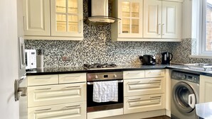 Comfort House | Private kitchen - The HK House - Family Friendly Near To Blenheim Palace & Oxford City Centre (Kidlington)
