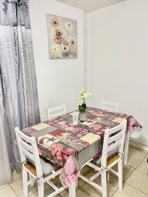 Comfort House | Dining - The HK House - Family Friendly Near To Blenheim Palace & Oxford City Centre (Kidlington)