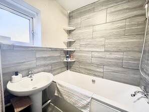 Comfort House | Bathroom | Free toiletries, towels, shampoo, toilet paper - The HK House - Family Friendly Near To Blenheim Palace & Oxford City Centre (Kidlington)