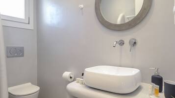 Douche, sĂšche-cheveux, serviettes fournies, savon