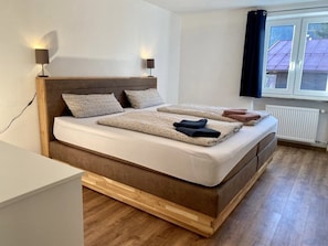 2 makuuhuonetta, vauvan matkasänky, Wi-Fi, vuodevaatteet