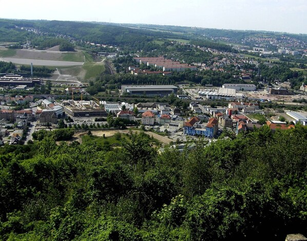 Une ville où se côtoient des bâtiments historiques et modernes, notamment une église imposante et plusieurs structures industrielles.