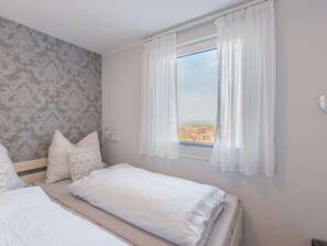 2 bedrooms, individually furnished, iron/ironing board, bed sheets - Holiday Home on the Mountain With Views (Ballenstedt)