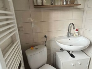 House | Bathroom - Holiday Home With Direct Access to the Beach (Ostseebad Baabe)