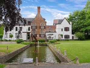 A historic building with a central water feature and a well-maintained garden. - Modern Holiday Home in Ronse With Garden (Ronse)