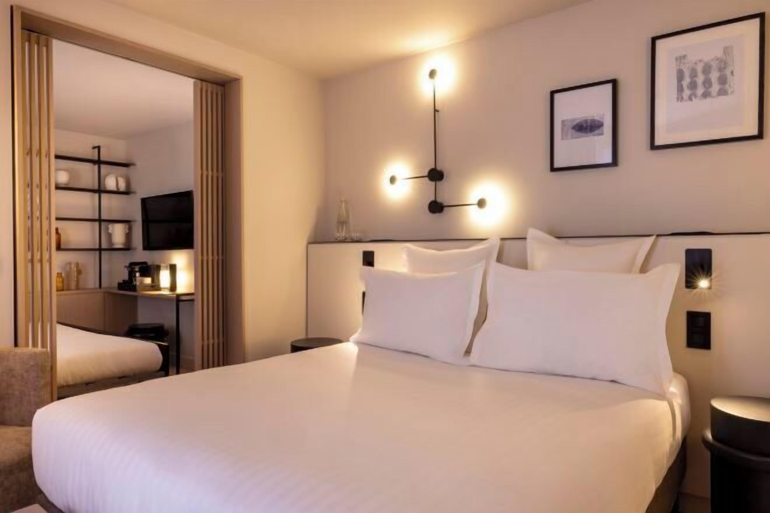 Blackout drapes, soundproofing, free WiFi, bed sheets