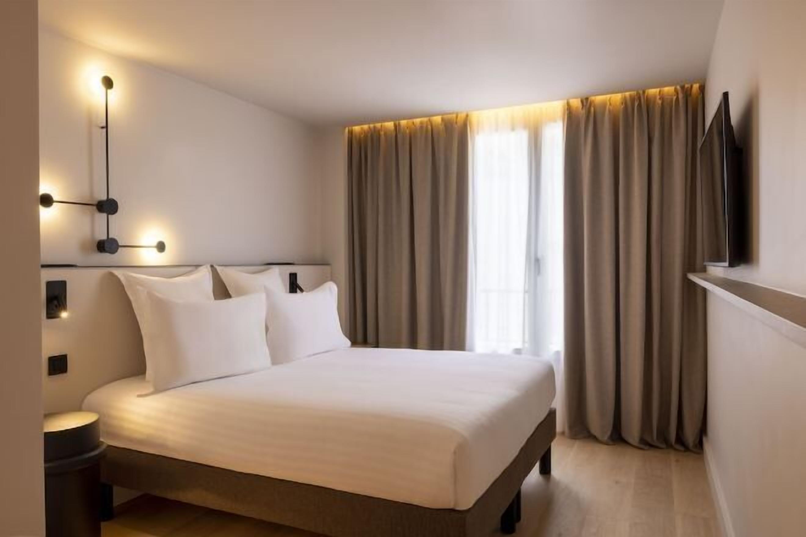 Blackout drapes, soundproofing, free WiFi, bed sheets