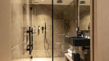 Habitación superior con 1 cama doble o 2 individuales | Baño | Ducha y cabezal de ducha tipo lluvia