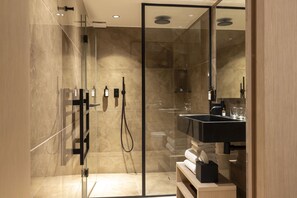 Superior Double or Twin Room | Bathroom | Shower, rainfall showerhead, free toiletries, hair dryer - HÔTEL ESTÉ (Paris)