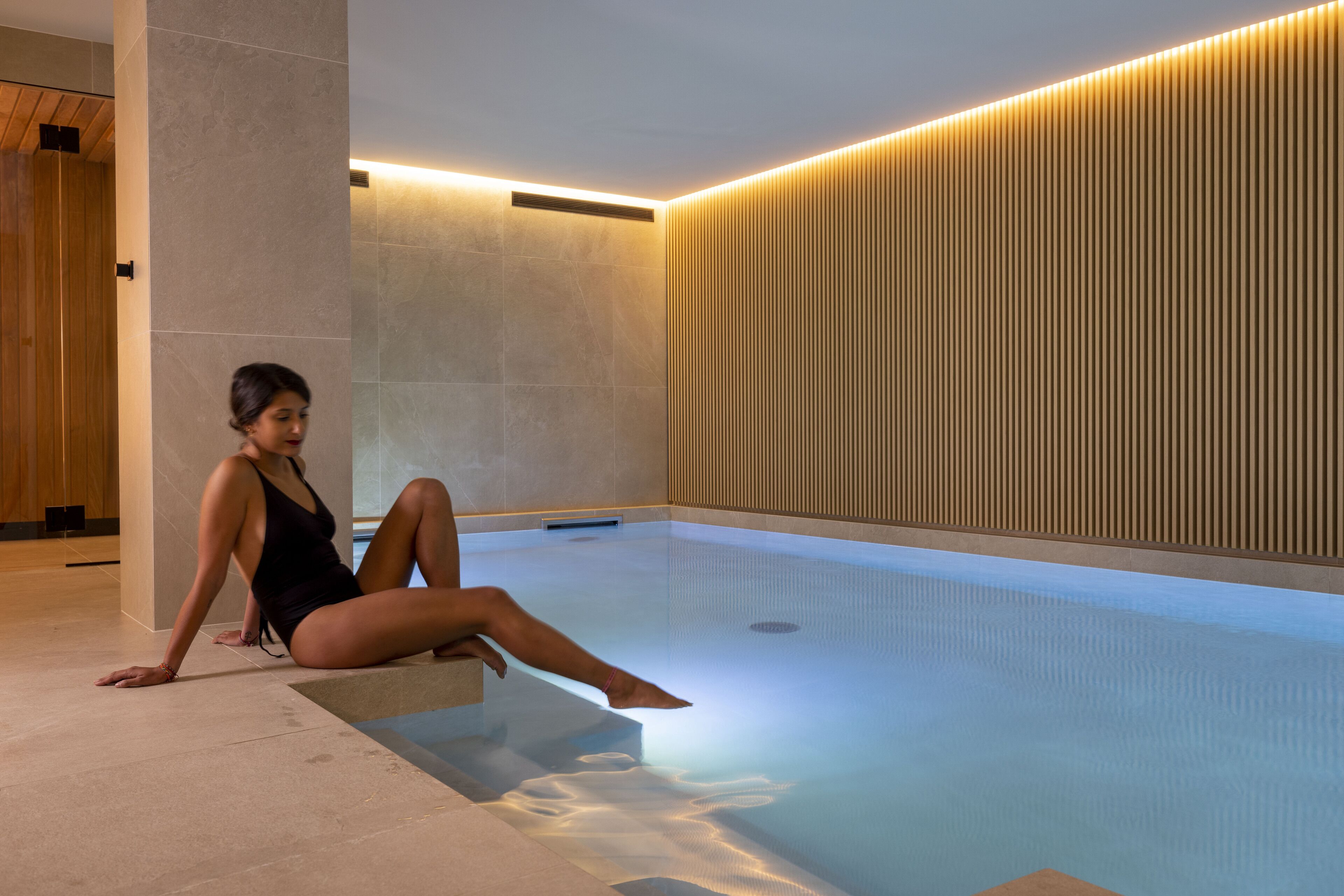 من حمّامات السباحة المغطاة