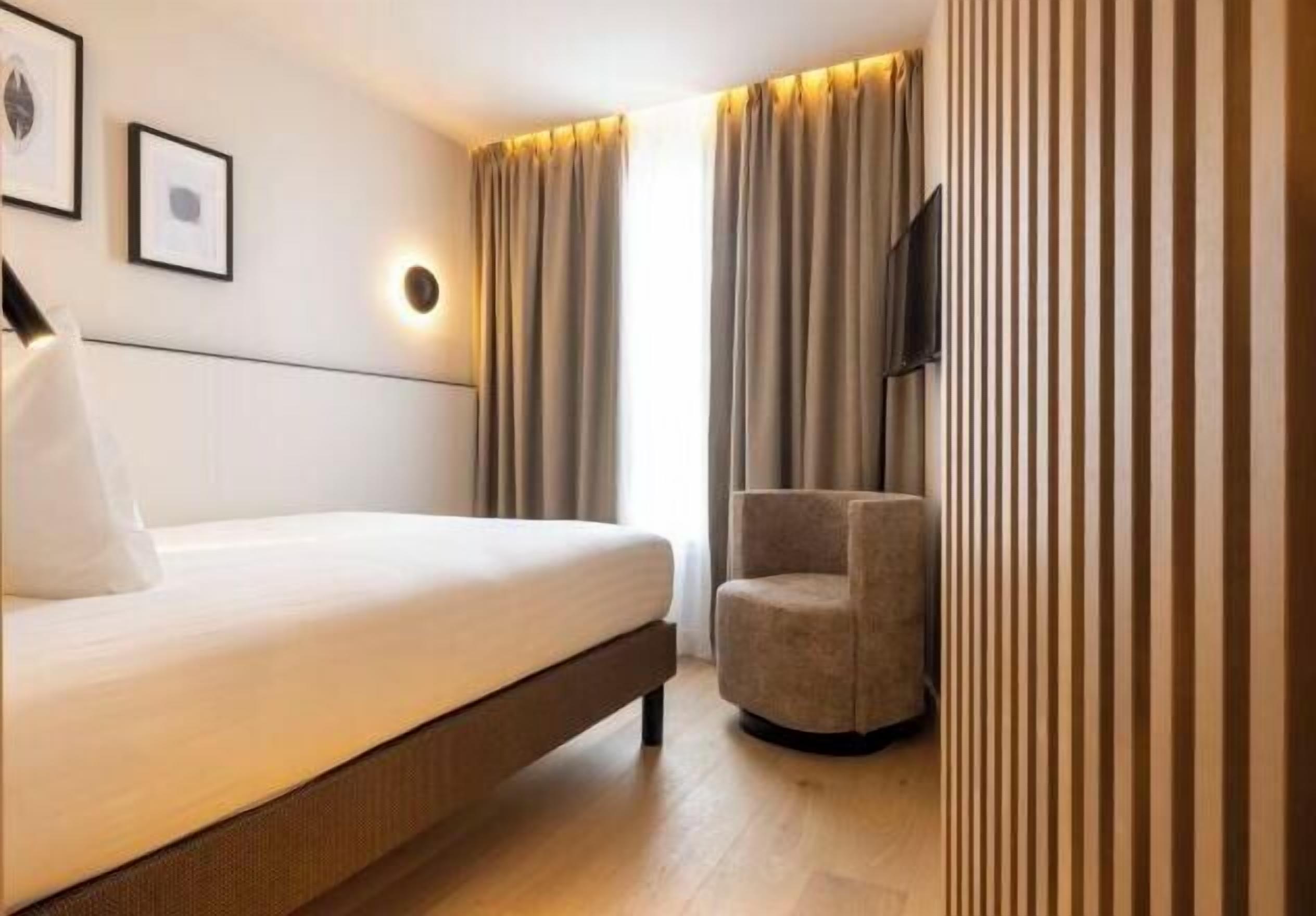 Blackout drapes, soundproofing, free WiFi, bed sheets