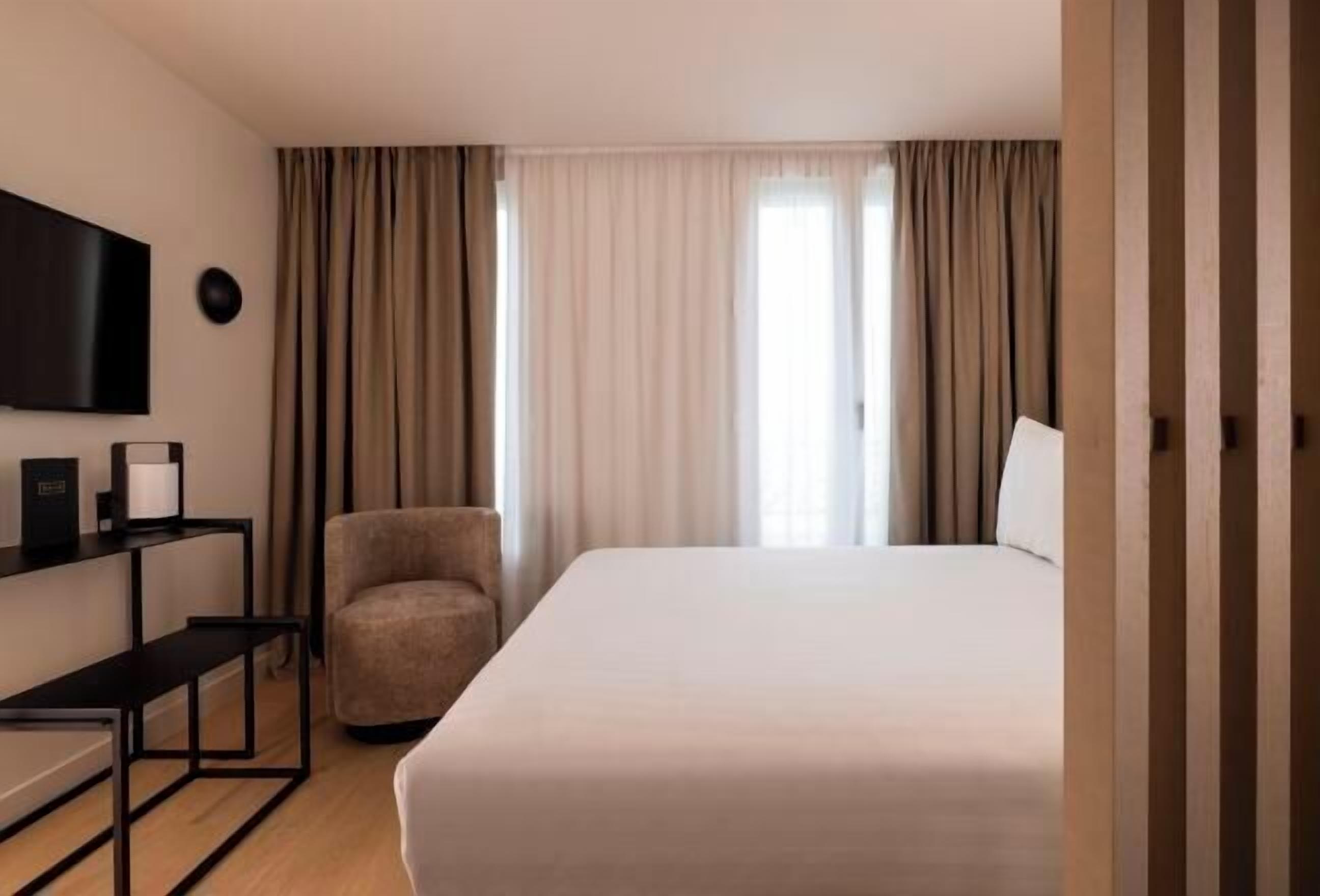 Blackout drapes, soundproofing, free WiFi, bed sheets