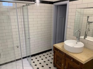 House | Bathroom - Spacious Holiday Home in Sluknov With Private Garden (Sluknov)