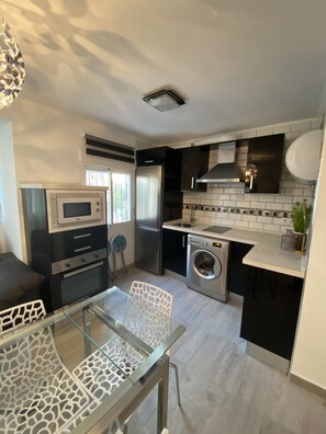 Fridge, microwave, oven, stovetop - The Sevilla Enzo apartment is close to Seville airport, (Sevilla)