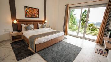 Family Suite | Blackout drapes, iron/ironing board, free WiFi, bed sheets