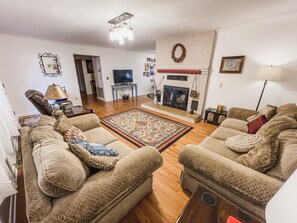 Smart TV, lettore DVD, tavolo da ping pong, libri