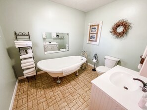 Shower, towels, soap, shampoo - The Ranch House (Flippin)