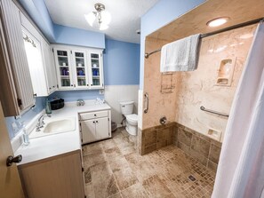 シャワー、タオル、石鹸、シャンプー