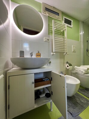 Shower, hair dryer, bidet, towels - [Cathedral - Courts] In the Shadow of Vesuvius Rooms. (Napoli)