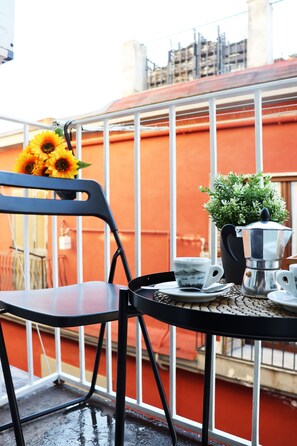 Outdoor dining - [Cathedral - Courts] In the Shadow of Vesuvius Rooms. (Napoli)