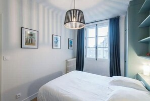 2 bedrooms, desk, iron/ironing board, travel cot - Le Moringa, 2 min from the beach, Hyper Centre, sea view from the window (Dinard)