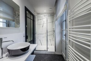 Shower, hair dryer - Le Moringa, 2 min from the beach, Hyper Centre, sea view from the window (Dinard)