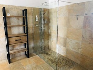 Een douche, een haardroger