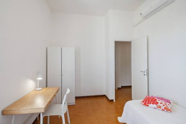 10 bedrooms, iron/ironing board, WiFi, bed sheets