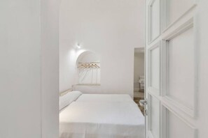 10 bedrooms, iron/ironing board, WiFi, bed sheets - GuestHost - Spacious villa & trullo with swimming pool, able to comfortably accommodate up to 20 people. The accommodation boasts two views (north and south), from which you can admire both the sea and the hills of the Murgia, and offers large outdoor sp (Monopoli)