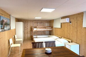 10 soverom, strykejern/-brett, wi-fi og sengetøy