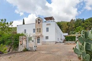 Exterior - GuestHost - Spacious villa & trullo with swimming pool, able to comfortably accommodate up to 20 people. The accommodation boasts two views (north and south), from which you can admire both the sea and the hills of the Murgia, and offers large outdoor sp (Monopoli)