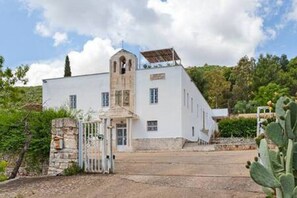 Exterior - GuestHost - Spacious villa & trullo with swimming pool, able to comfortably accommodate up to 20 people. The accommodation boasts two views (north and south), from which you can admire both the sea and the hills of the Murgia, and offers large outdoor sp (Monopoli)