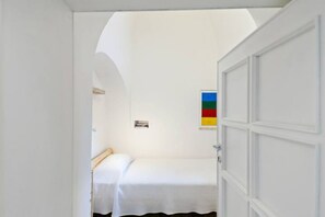 10 bedrooms, iron/ironing board, WiFi, bed sheets