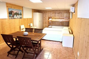 10 slaapkamers, een strijkplank/strijkijzer, wifi, beddengoed