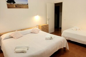 10 bedrooms, iron/ironing board, WiFi, bed sheets - GuestHost - Spacious villa & trullo with swimming pool, able to comfortably accommodate up to 20 people. The accommodation boasts two views (north and south), from which you can admire both the sea and the hills of the Murgia, and offers large outdoor sp (Monopoli)