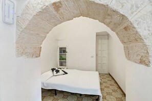 10 bedrooms, iron/ironing board, WiFi, bed sheets