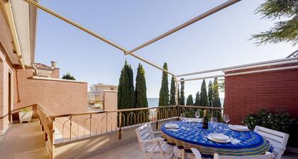 GuestHost - Cozy penthouse of 110 sqm, able to accommodate up to 4 people, located on the fourth floor of a building with elevator and private garage.The apartment boasts an enchanting view of the sea and Portosole, surrounded by Villa Ormond's and Villa