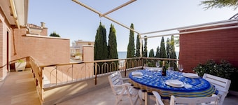 GuestHost - Cozy penthouse of 110 sqm, able to accommodate up to 4 people, located on the fourth floor of a building with elevator and private garage.The apartment boasts an enchanting view of the sea and Portosole, surrounded by Villa Ormond's and Villa