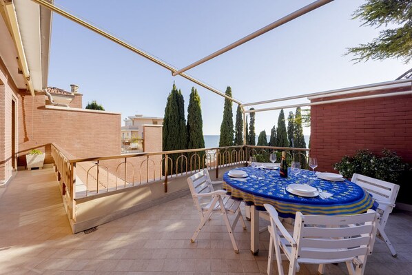 Outdoor dining - Portosole Attic - with Terrace and Private Parking (Sanremo)