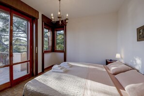 2 bedrooms, iron/ironing board, internet, bed sheets