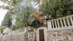 A stone wall with a metal gate, a window with a metal grill, and a building in the background. - GuestHost - Cozy penthouse of 110 sqm, able to accommodate up to 4 people, located on the fourth floor of a building with elevator and private garage.The apartment boasts an enchanting view of the sea and Portosole, surrounded by Villa Ormond's and Villa (Sanremo)