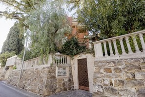 Exterior - Cozy penthouse of 110 sqm, able to accommodate up to 4 people, located on the fourth floor of a building with elevator and private garage.The apartment boasts an enchanting view of the sea and Portosole, surrounded by Villa Ormond's and Villa Nobel's gar (Sanremo)