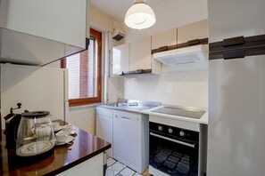 Réfrigérateur, un four, surface de cuisson, lave-vaisselle