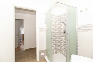 Shower, hair dryer, bidet, towels - GuestHost - New! Modern & Spacious Apt x5 Piazza Statuto (Torino)