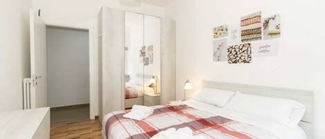 2 bedrooms, iron/ironing board, bed sheets