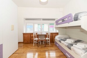 2 makuuhuonetta, silitysrauta/-lauta, vuodevaatteet