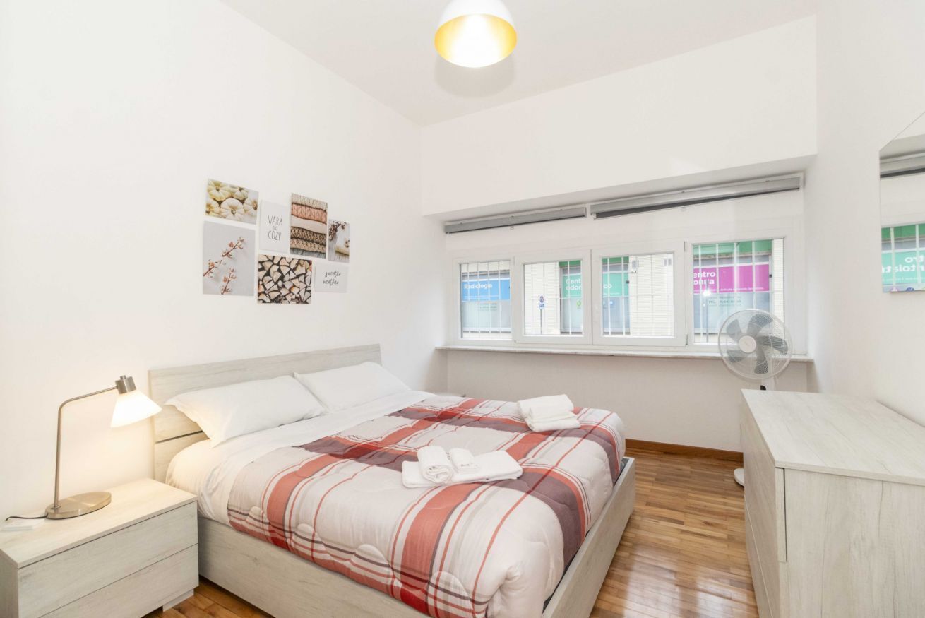 2 dormitorios, tabla de planchar con plancha, ropa de cama